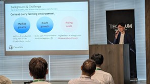 英語ピッチに登壇する当社 上利 尚大
